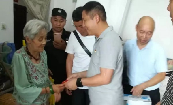 有(yǒu)爱无酷暑，有(yǒu)心不孤独 --传承锦天精(jīng)神·党员志(zhì)愿爱心行